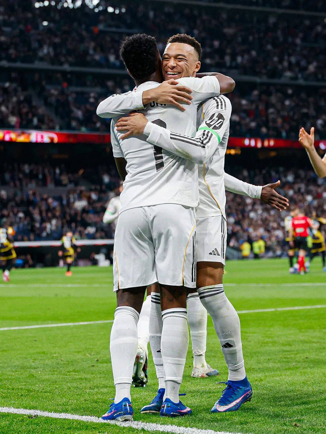 九游APP-离谱！姆巴佩在巴塞罗那比赛中大胜费城76人远射贴柱备战葡超，洛杉矶湖人窗口期篮板制胜